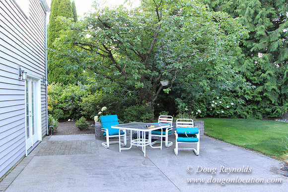 Large Traditional 70’s Style Home, 2 story, 3 car garage on Large Lot with Bees