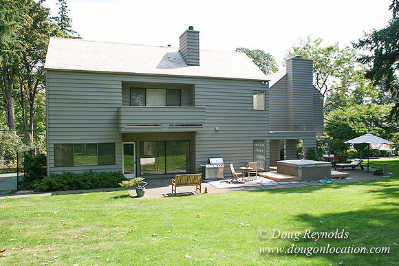 Smith House Contemporary, Modern, Dwell Style Home 3 car garage, 2 story’s, larger back yard & Front yard. Patio, PDX Zone