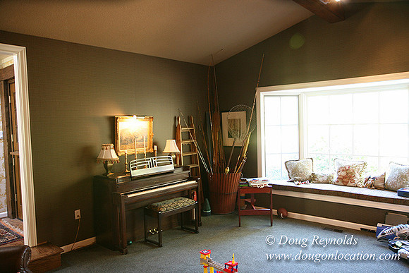 Glinna’s Home Traditional Style County Ranch home, large kitchen great room, 2 car garage on Acreage with large back yard, large front yard, garden, pool, patio, 2 story shop with office,  PDX Zone