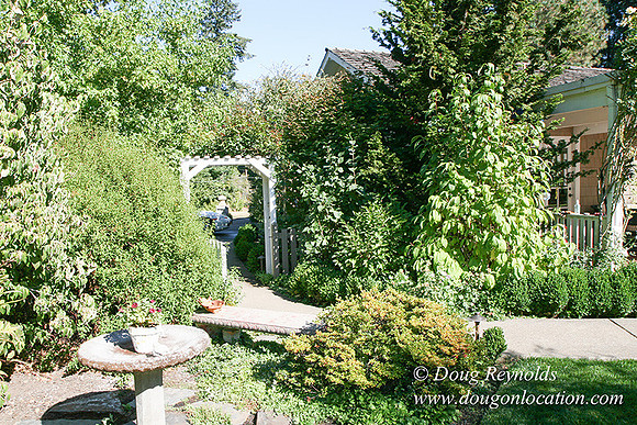 Glinna’s Home Traditional Style County Ranch home, large kitchen great room, 2 car garage on Acreage with large back yard, large front yard, garden, pool, patio, 2 story shop with office,  PDX Zone