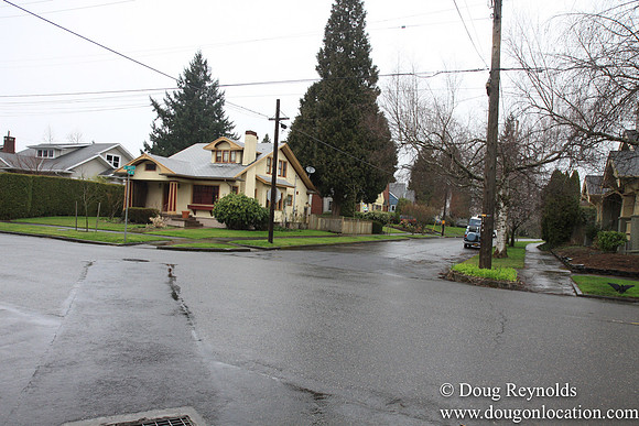 NE Knott at 32nd Street
