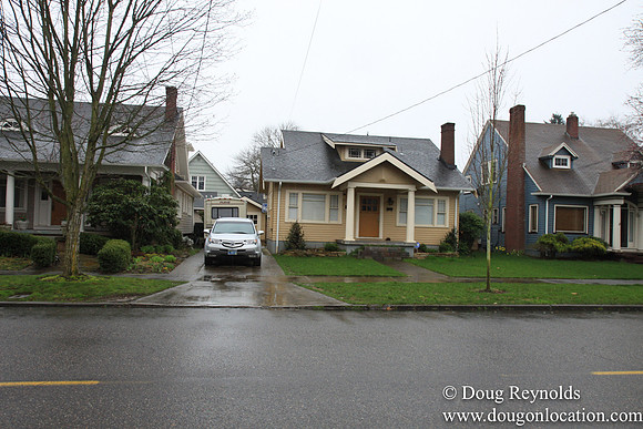 NE Knott at 32nd Street