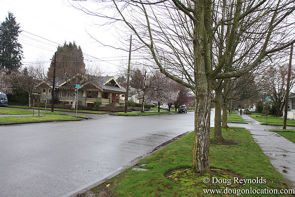 NE Knott at 32nd Street