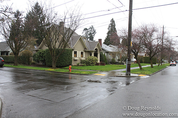 NE Knott at 32nd Street
