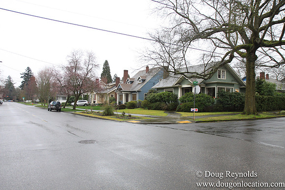 NE Knott at 32nd Street