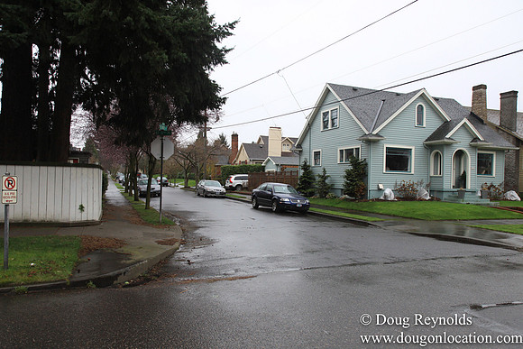 NE Knott at 32nd Street