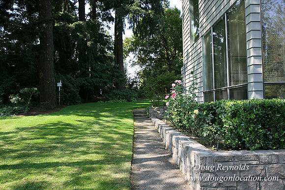 Smith House Contemporary, Modern, Dwell Style Home 3 car garage, 2 story’s, larger back yard & Front yard. Patio, PDX Zone