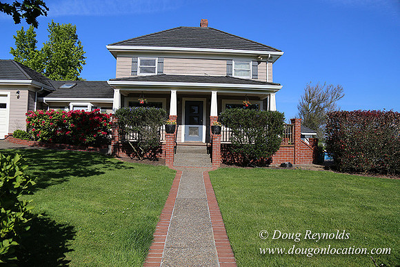 "2 Barns", "2 car garage", "40+ Acres", "PDX Zone", Pool, "White Fence", cows, "farm House", "rap around dive", "well maintained"